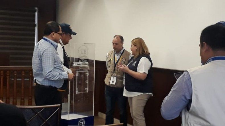 Realizan acto de extracción de votos por internet y traslado de urna