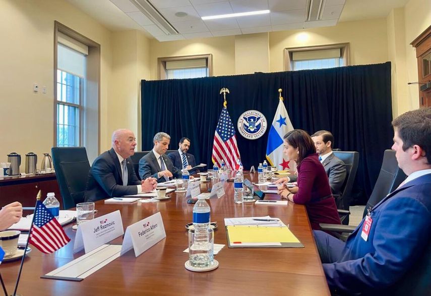 Los ministros Janaina Tewaney y Federico Alfaro