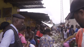 Muchos habitantes de Kinshasa compran en el mercado de Matadi-Kibala productos de alimentación.