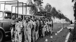 La conversación giraba en torno al legado del colonialismo, desde la esclavitud y los castigos corporales en escuelas africanas a antigüedades saqueadas que permanecen en instituciones británicas.&nbsp;