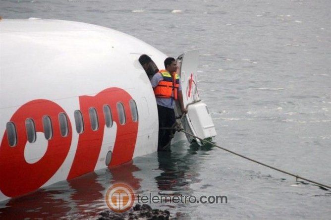 Avión cae al mar en Bali