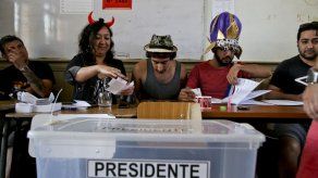 Piñera al frente tras iniciar conteo de elecciones en Chile