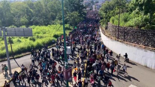Caravana migrante encabezada por venezolanos parte desde sur de México