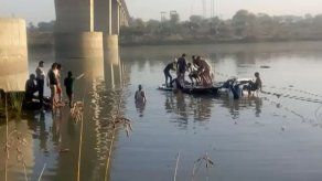 Al menos 32 muertos en India al caer un autocar en un río