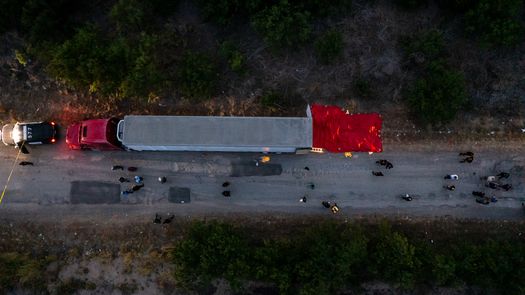 Un empleado de la ciudad de San Antonio escuchó una llamada de auxilio cerca de una carretera donde estaba trabajando y abrió la puerta trasera del camión.