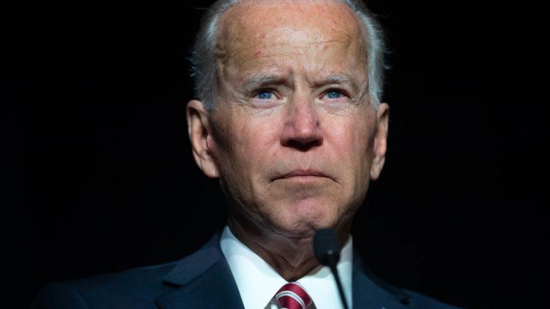 Exvice de EEUU Biden dice que será más atento tras críticas por un beso inapropiado