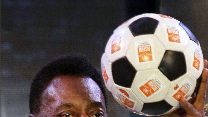 Pelé recibe la mayor condecoración olímpica de manos del presidente del COI