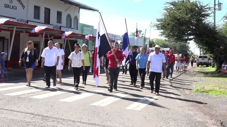 Periodista Raúl Oscar López es abanderado en desfiles de Gualaca