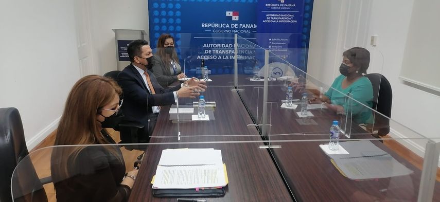 Reunión entre miembros de la Antai y de gremios periodísticos.