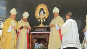 Visten a la Virgen de los Ángeles de Costa Rica con atuendo alusivo a la JMJ 2019