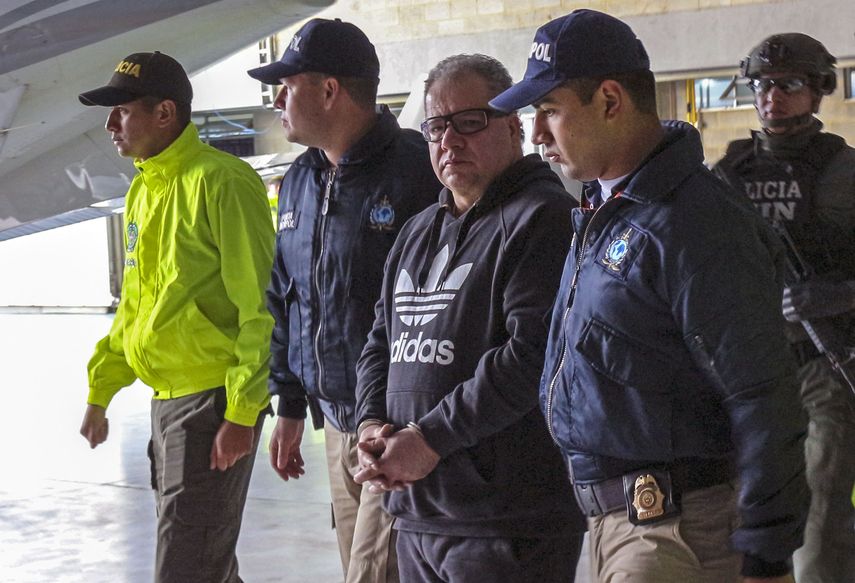 El narcotraficante y exlíder paramilitar colombiano Daniel Rendon Herrera (C)