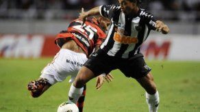 Ronaldinho sufre lesión muscular y está en duda para Mundial de Clubes