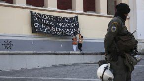 Policía griega pone fin a 19 días de protesta en universidad