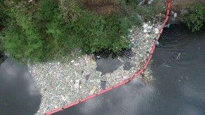 Barrera impide acumulación de basura en la bahía y playas de Panamá