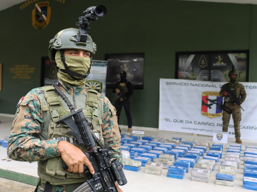 Operativo del SENAFRONT en la selva del Darién.&nbsp;