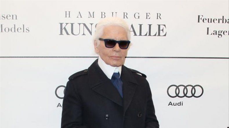 Karl Lagerfeld no se quita su famosa coleta ni para dormir