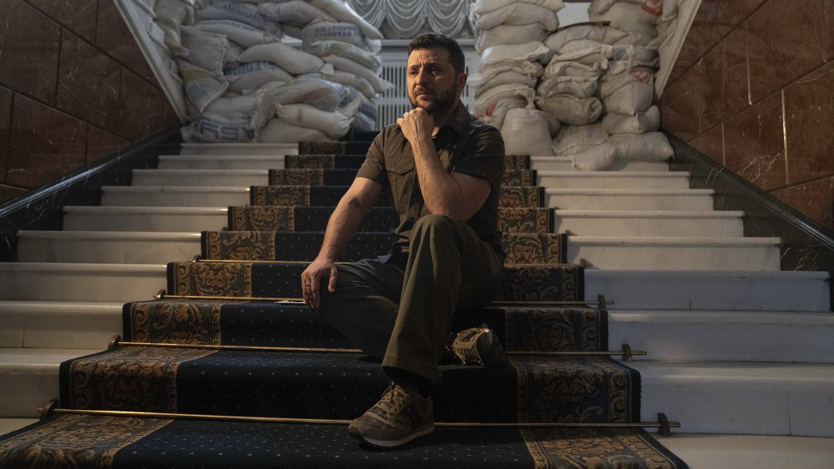 Comediante que se volcó a la política y fue elegido presidente de Ucrania en 2019, Zelenskyy se ha dedicado incansablemente desde la invasión rusa el 24 de febrero a inspirar a su país en la resistencia y para obtener apoyo internacional.