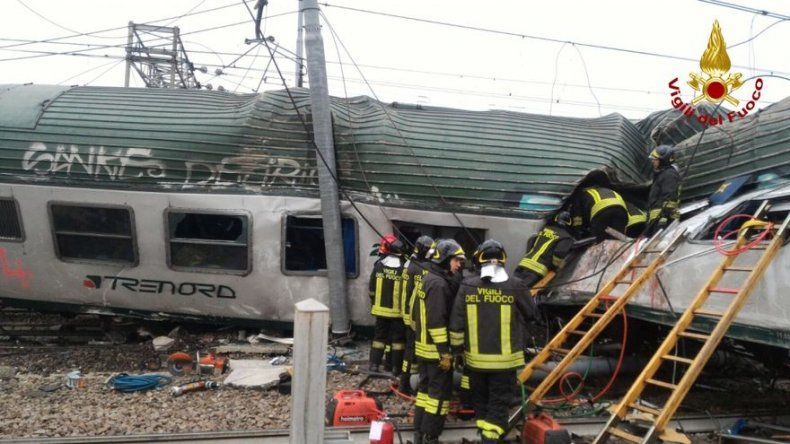 Tres muertos al descarrillar un tren cerca de Milán