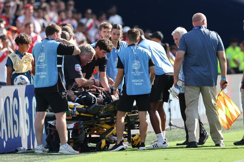 Equipo atiende al árbitro Humberto Panjoj durante el partido Perú-Canadá. Equipo atiende al árbitro Humberto Panjoj durante el partido Perú-Canadá.