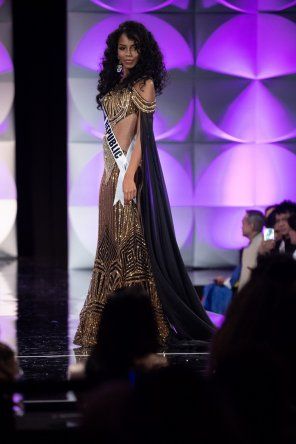 Desfile en vestido de noche - Miss Universo 2019