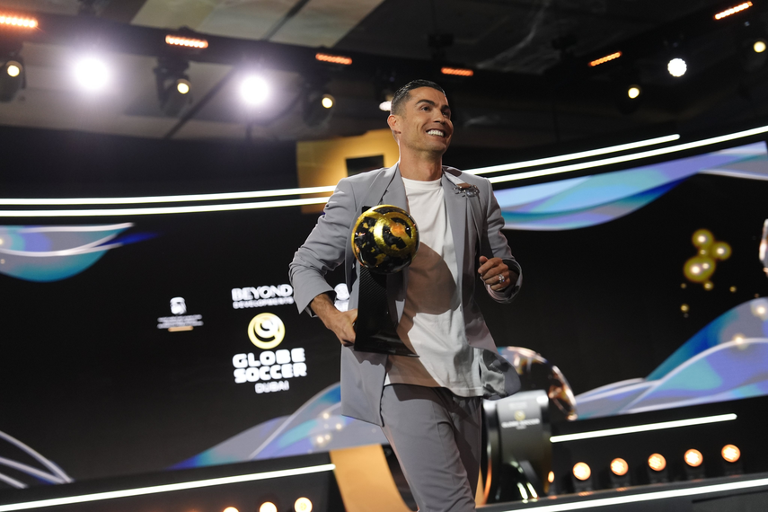 Cristiano Ronaldo es premiado como el máximo goleador de la historia.