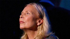 Joni Mitchell se recupera lentamente de su aneurisma cerebral