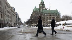 Las autoridades dicen que unos 115 vehículos vinculados con las protestas fueron remolcados.