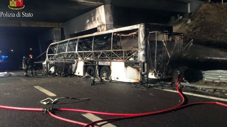 Al menos 16 muertos al estrellarse un autobús en Italia
