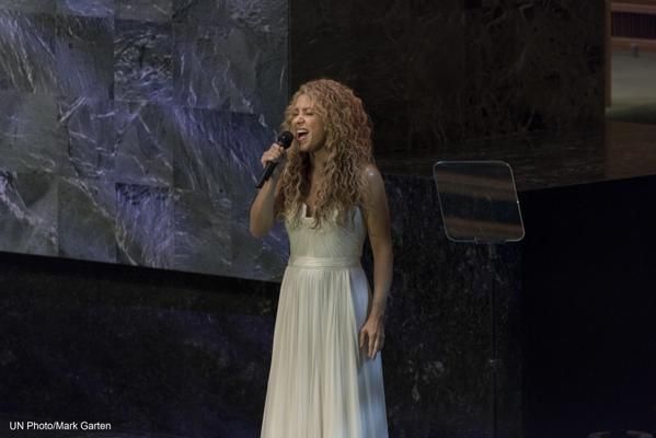 Shakira pone música a cumbre de desarrollo de ONU, Malala la emoción