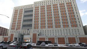 Arrestan a tres guardias de prisión en Brooklyn por violar a prisioneras