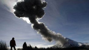 Volcán mexicano emite exhalaciones y deja ceniza en centro del país