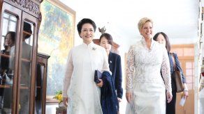 Primera Dama de China dona tres clínicas móviles para el Programa Clínica Amor Sobre Ruedas