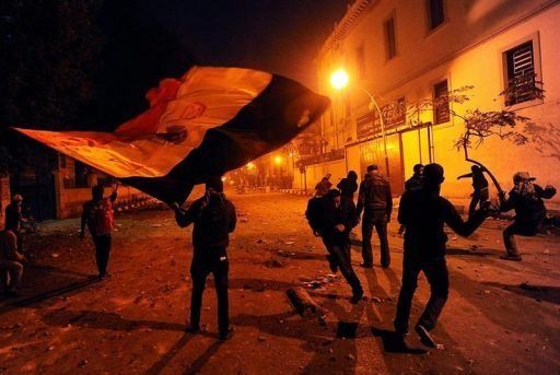 Manifestantes y policías chocan tras disturbios fatales en Egipto
