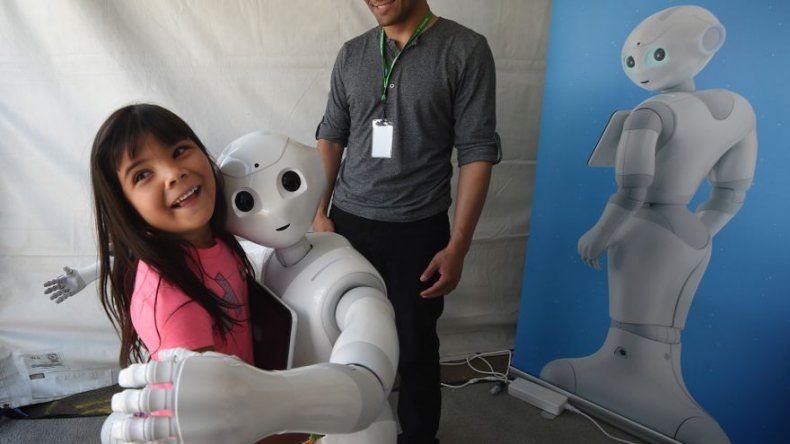 El sensible robot Pepper da el salto de las tiendas a los hogares