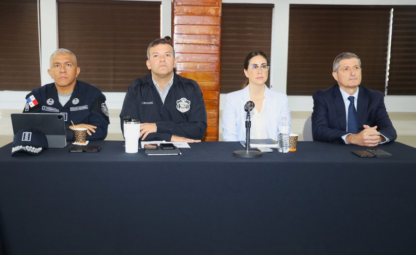 Representantes de Asuntos Antinarcóticos de Estados Unidos y Policía de Panamá sostienen reunión