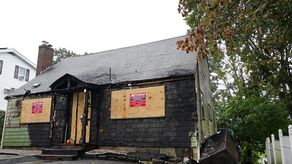 Casa que se incendió en agosto y es puesta a la venta por aproximadamente 400 mil dólares en&nbsp;Massachusetts.