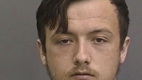 Anderson fue arrestado el domingo en su hogar cerca de Tampa. Fue acusado de hacer una amenaza escrita o electrónica sobre efectuar un tiroteo o un acto de terrorismo.