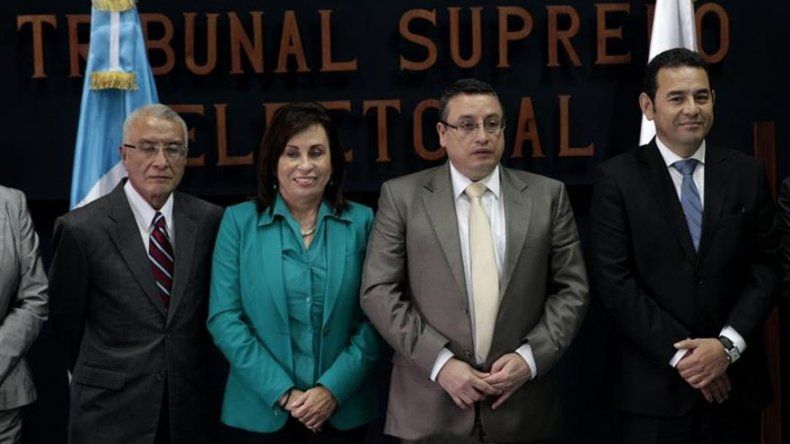 Candidatos guatemaltecos firman pacto de no violencia