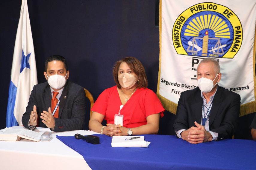 Fiscale de Coclé durante conferencia de prensa sobre estafas a través de redes sociales.