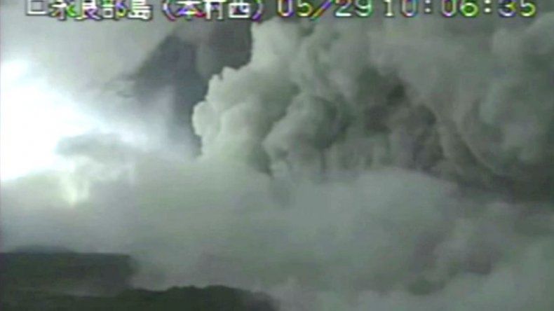 Volcán hace erupción en una isla del sur de Japón