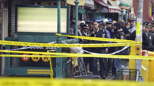 El agresor huyó en medio del caos, dejando atrás el arma, cargadores de alta capacidad, un hacha, granadas de humo detonadas y no detonadas.