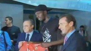 El atleta Usain Bolt recibe la nueva camiseta roja del Real Madrid