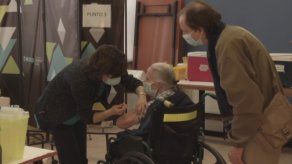 Chile aplica tercera dosis a vacunados con china Coronavac