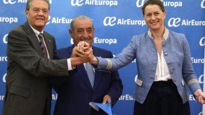 Presidente de Honduras recibe primer vuelo directo de Air Europa desde Madrid