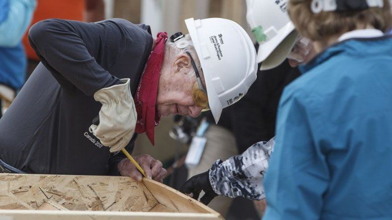 Tras ser dado de alta, Jimmy Carter regresa como voluntario