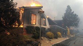 Bomberos luchan por contener incendios en California