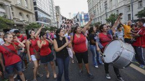 Acampada frente a sede de gobierno en Argentina se suma a marcha de despedidos
