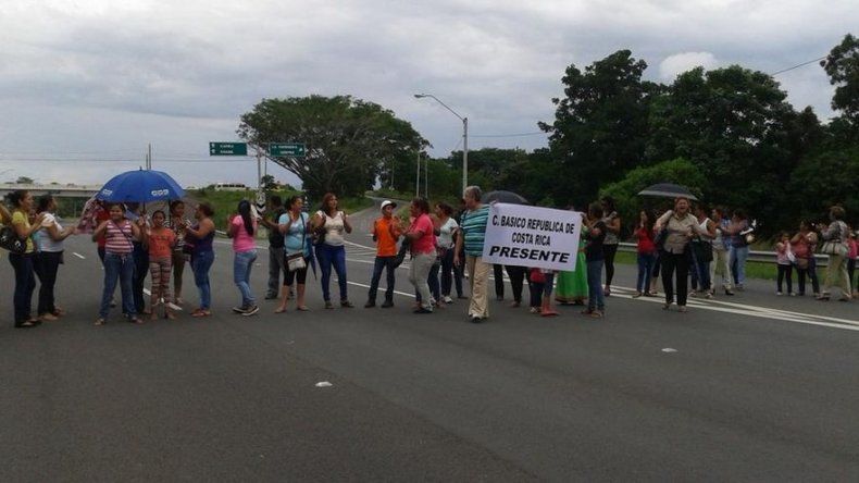 Docentes cierran autopista Arraiján-La Chorrera