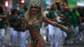 Espectáculo inédito de sambistas reúne multitud en Río y da paso al carnaval