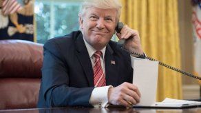 Trump reitera su completo respaldo a Guaidó en una llamada telefónica